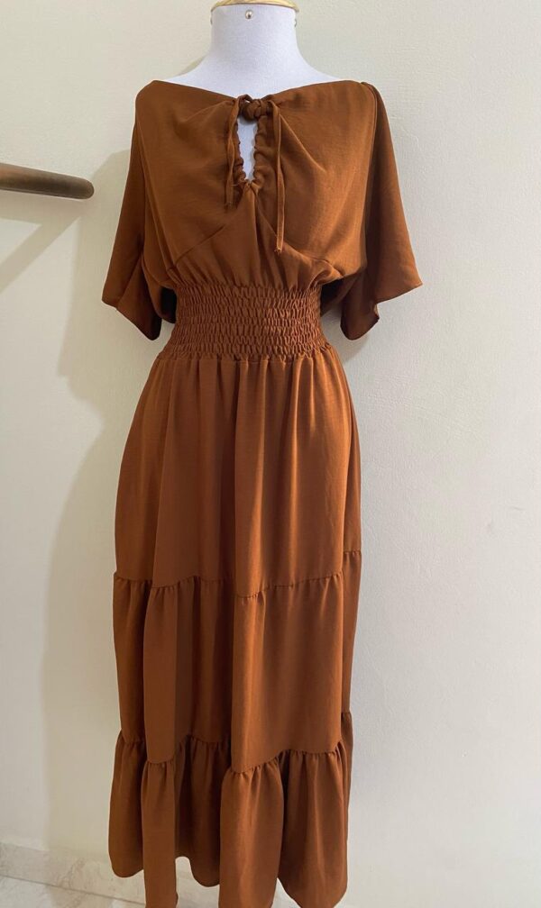 Vestido Ciganinha Caramelo – Elegância com leveza - Imagem 2