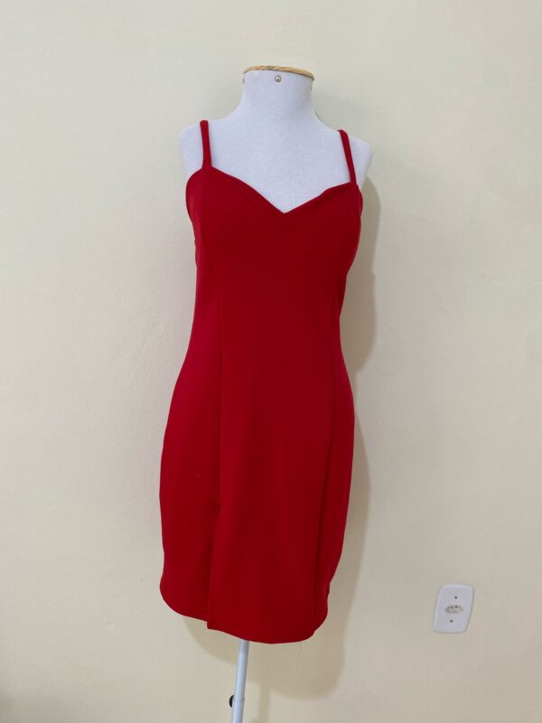 Vestido Vermelho com Detalhe em V - Imagem 3