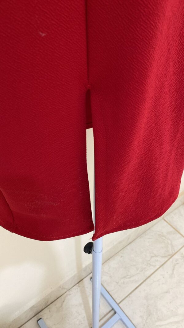 Vestido Vermelho com Detalhe em V - Imagem 2